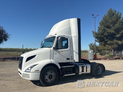 2022 Volvo 2022 Volvo 4x2 S/A Day Cab Truck Tractor 4V4W19EH2NN285826 - główne zdjęcie licytacji z USA - miniatura