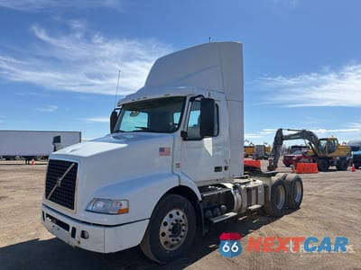2016 Volvo Vnm 2016 Volvo VNM 6x4 T/A Day Cab Truck Tractor 4V4MC9DG1GN947831 - główne zdjęcie licytacji z USA - miniatura