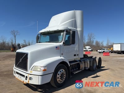 2016 Volvo Vnm 2016 Volvo VNM 6x4 T/A Day Cab Truck Tractor 4V4MC9DG3GN947846 - główne zdjęcie licytacji z USA - miniatura