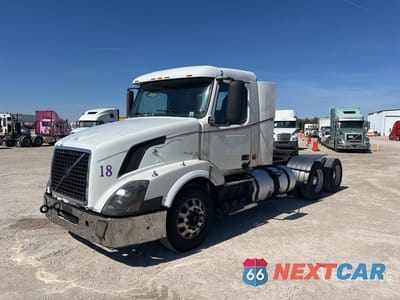 2006 Volvo Vnl 300 2006 Volvo VNL300 6x4 T/A Day Cab Truck Tractor 4V4NC9TG86N400611 - główne zdjęcie licytacji z USA - miniatura