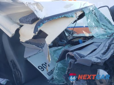 Piąte zdjęcie samochodu w środku: 2020 ISUZU NPR HD VIN:54DB4W1B9LS806049 - miniatura