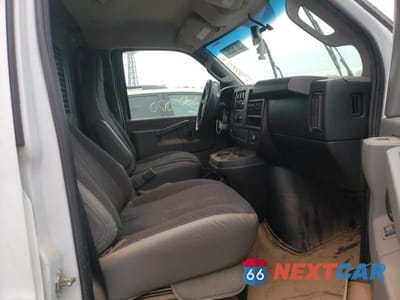 Piąte zdjęcie samochodu w środku: 2018 GMC SAVANA G2500 VIN:1GTW7AFG3J1209938 - miniatura