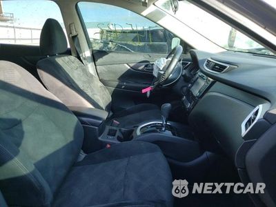 Piąte zdjęcie samochodu w środku: 2016 NISSAN ROGUE S VIN:5N1AT2MT2GC804722 - miniatura