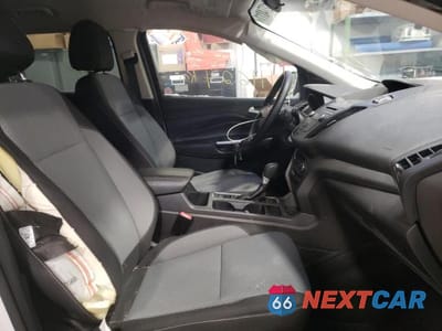 Piąte zdjęcie samochodu w środku: 2017 FORD ESCAPE SE VIN:1FMCU9G90HUA43313 - miniatura