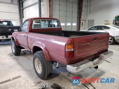 Trzecie zdjęcie samochodu z tyłu: 1991 TOYOTA PICKUP 1/2 TON SHORT WHEELBASE DLX VIN:JT4VN01D1M0004668 - miniatura