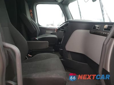 Piąte zdjęcie samochodu w środku: 2018 FREIGHTLINER CASCADIA 126 VIN:3AKJHHDR9JSKB2022 - miniatura
