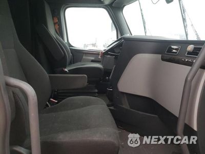 Piąte zdjęcie samochodu w środku: 2018 FREIGHTLINER CASCADIA 126 VIN:3AKJHHDR9JSKB2022 - miniatura