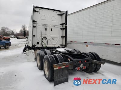 Trzecie zdjęcie samochodu z tyłu: 2018 FREIGHTLINER CASCADIA 126 VIN:3AKJHHDR9JSKB2022 - miniatura
