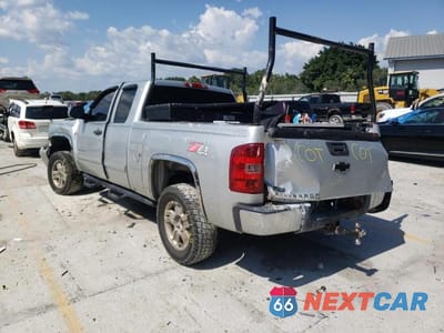 Trzecie zdjęcie samochodu z tyłu: 2011 CHEVROLET SILVERADO K1500 LT VIN:1GCRKSE36BZ408078 - miniatura