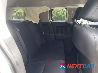 Zdjęcie 6 z 10 samochodu: 2011 TOYOTA FJ CRUISER VIN:JTEBU4BF1BK112301 - miniatura