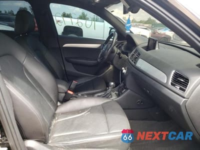Piąte zdjęcie samochodu w środku: 2017 AUDI Q3 PREMIUM PLUS VIN:WA1JCCFS5HR002477 - miniatura