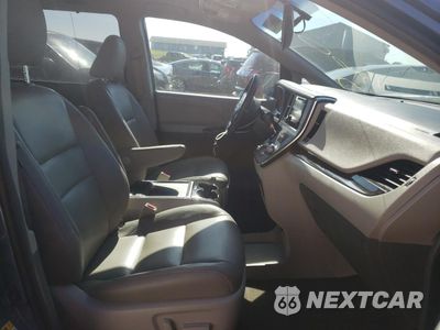 Piąte zdjęcie samochodu w środku: 2017 TOYOTA SIENNA XLE VIN:5TDYZ3DC2HS876379 - miniatura