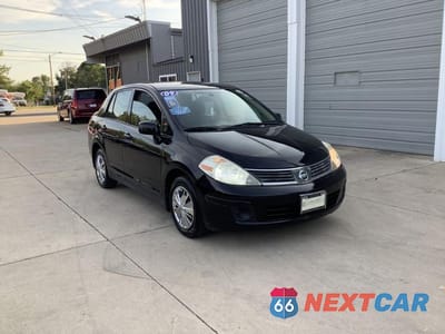 2009 NISSAN VERSA S 3N1BC11E89L392292 - główne zdjęcie licytacji z USA - miniatura