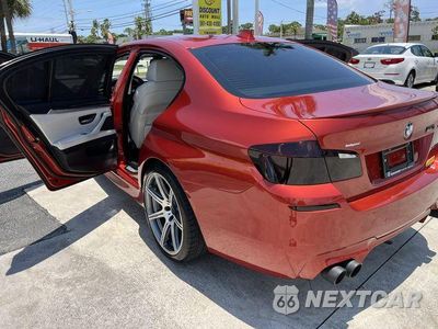 Czwarte zdjęcie samochodu z boku: 2013 BMW M5 VIN:WBSFV9C57DC773911 - miniatura