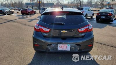Czwarte zdjęcie samochodu z boku: 2017 CHEVROLET CRUZE LT VIN:3G1BE6SM4HS522995 - miniatura