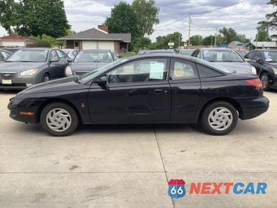 Czwarte zdjęcie samochodu z boku: 1999 SATURN SC1 VIN:1G8ZP1283XZ324457 - miniatura