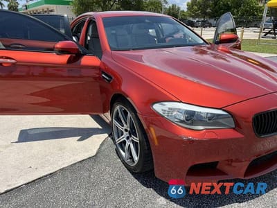 Trzecie zdjęcie samochodu z tyłu: 2013 BMW M5 VIN:WBSFV9C57DC773911 - miniatura