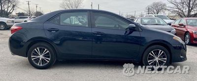 Czwarte zdjęcie samochodu z boku: 2017 TOYOTA COROLLA L VIN:5YFBURHEXHP607106 - miniatura