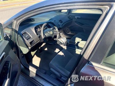 Piąte zdjęcie samochodu w środku: 2006 HONDA CIVIC LX VIN:1HGFA16566L077657 - miniatura