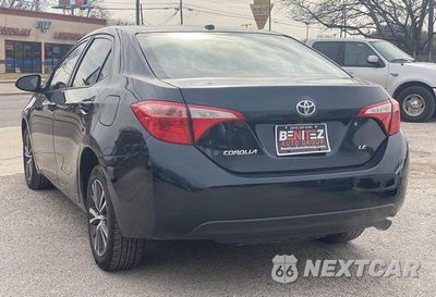 Piąte zdjęcie samochodu w środku: 2017 TOYOTA COROLLA L VIN:5YFBURHEXHP607106 - miniatura