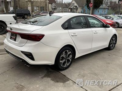 Czwarte zdjęcie samochodu z boku: 2020 KIA FORTE FE VIN:3KPF24AD8LE142816 - miniatura