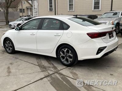 Trzecie zdjęcie samochodu z tyłu: 2020 KIA FORTE FE VIN:3KPF24AD8LE142816 - miniatura