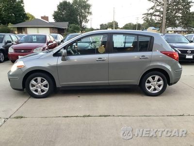 Czwarte zdjęcie samochodu z boku: 2008 NISSAN VERSA S VIN:3N1BC13E88L448548 - miniatura