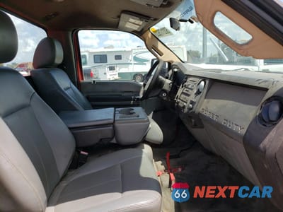Piąte zdjęcie samochodu w środku: 2012 FORD F550 SUPER DUTY VIN:1FDUF5HTXCEC08630 - miniatura