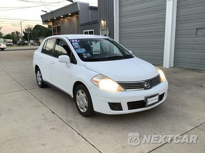 2009 NISSAN VERSA S 3N1BC11E59L485125 - główne zdjęcie licytacji z USA - miniatura