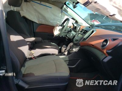 Piąte zdjęcie samochodu w środku: 2015 CHEVROLET SONIC LT VIN:1G1JC5SB5F4198057 - miniatura