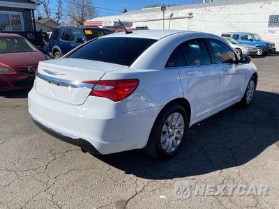 Czwarte zdjęcie samochodu z boku: 2014 CHRYSLER 200 LX VIN:1C3CCBAB9EN231011 - miniatura