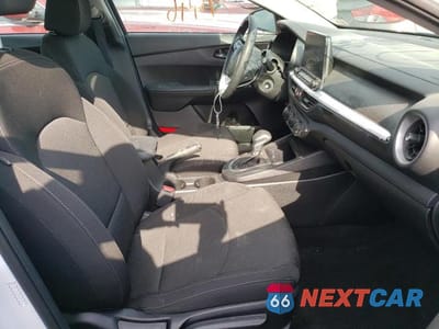 Piąte zdjęcie samochodu w środku: 2021 KIA FORTE FE VIN:3KPF24ADXME402022 - miniatura