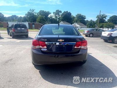 Czwarte zdjęcie samochodu z boku: 2014 CHEVROLET CRUZE LS VIN:1G1PA5SG5E7109242 - miniatura