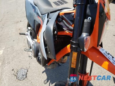Zdjęcie 9 z 11 samochodu: 2022 KTM 690 SMC R VIN:VBKLSV408NM724709 - miniatura
