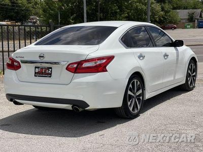 Czwarte zdjęcie samochodu z boku: 2017 NISSAN ALTIMA 2.5 VIN:1N4AL3AP2HN305996 - miniatura