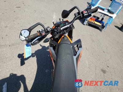 Piąte zdjęcie samochodu w środku: 2022 KTM 690 SMC R VIN:VBKLSV408NM724709 - miniatura