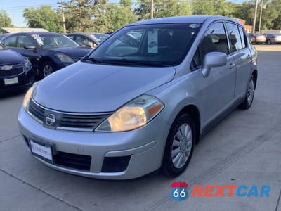 Trzecie zdjęcie samochodu z tyłu: 2007 NISSAN VERSA S VIN:3N1BC13E97L420076 - miniatura