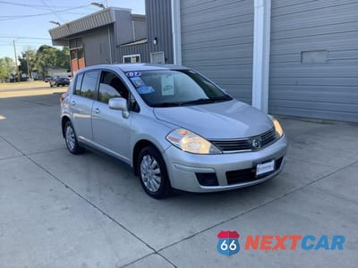 2007 NISSAN VERSA S 3N1BC13E97L420076 - główne zdjęcie licytacji z USA - miniatura