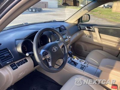 Czwarte zdjęcie samochodu z boku: 2012 TOYOTA HIGHLANDER BASE VIN:5TDZA3EH8CS024617 - miniatura