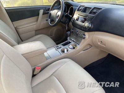 Trzecie zdjęcie samochodu z tyłu: 2012 TOYOTA HIGHLANDER BASE VIN:5TDZA3EH8CS024617 - miniatura
