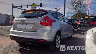 Czwarte zdjęcie samochodu z boku: 2014 FORD FOCUS SE VIN:1FADP3K24EL360512 - miniatura