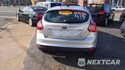 Trzecie zdjęcie samochodu z tyłu: 2014 FORD FOCUS SE VIN:1FADP3K24EL360512 - miniatura