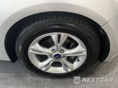 Czwarte zdjęcie samochodu z boku: 2014 FORD FOCUS SE VIN:1FADP3K28EL297897 - miniatura