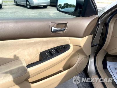 Zdjęcie 8 z 12 samochodu: 2003 HONDA ACCORD LX VIN:3HGCM56303G711330 - miniatura