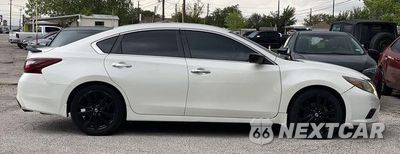 Czwarte zdjęcie samochodu z boku: 2017 NISSAN ALTIMA 2.5 VIN:1N4AL3AP2HC181997 - miniatura