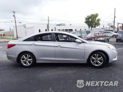 Czwarte zdjęcie samochodu z boku: 2011 HYUNDAI SONATA SE VIN:5NPEC4AC1BH079326 - miniatura
