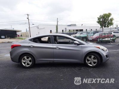 Czwarte zdjęcie samochodu z boku: 2013 HYUNDAI ELANTRA GLS VIN:KMHDH4AE9DU721598 - miniatura
