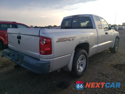 Czwarte zdjęcie samochodu z boku: 2008 DODGE DAKOTA SXT VIN:1D7HE32K28S528231 - miniatura