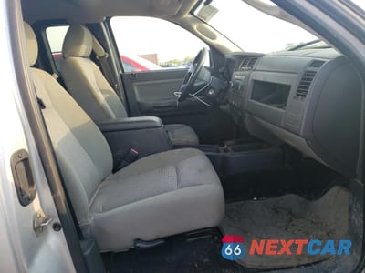 Piąte zdjęcie samochodu w środku: 2008 DODGE DAKOTA SXT VIN:1D7HE32K28S528231 - miniatura