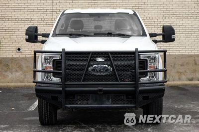 Trzecie zdjęcie samochodu z tyłu: 2019 FORD F350 SUPER DUTY VIN:1FT8W3BT3KEC89746 - miniatura